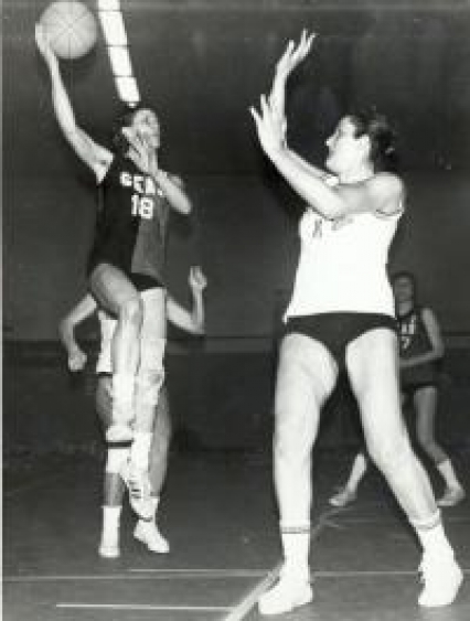 Paola Bordon al tiro in semi gancio in maglia Geas